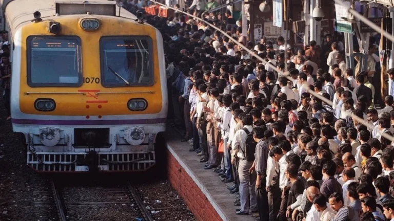 best times to avoid crowds on mumbai local trains